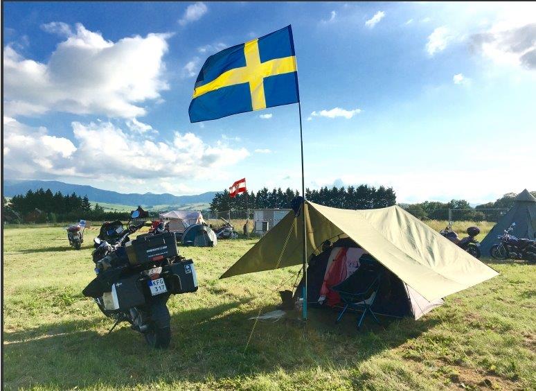 Stopp för övernattning och med den svenska fanan i topp